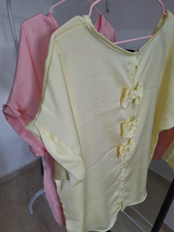 REMERAS CREP RIGIDO BRILLOSO CON MOÑOS