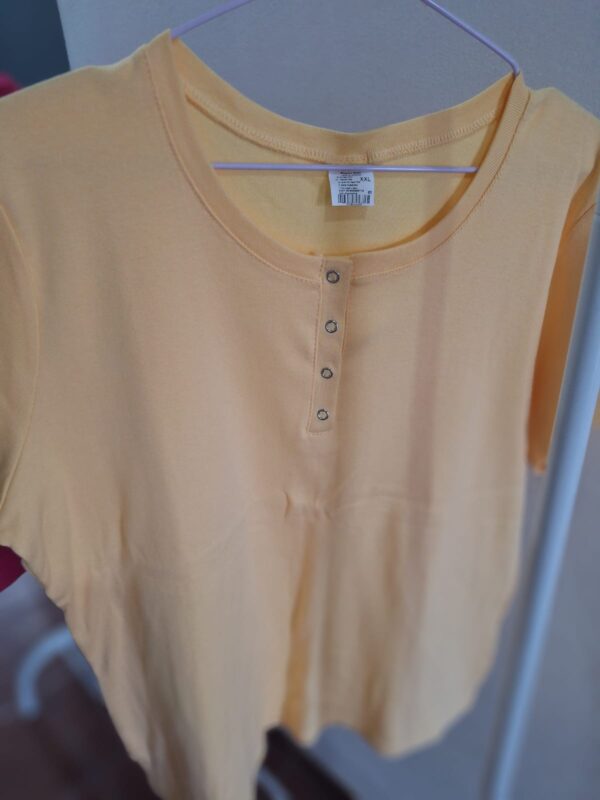 REMERA DE ALGODON CUELLO REDONDO CON BOTONES - Image 2