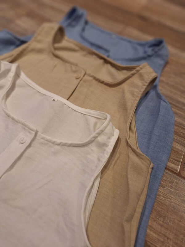 MUSCULOSA CON BOTONES - Image 2