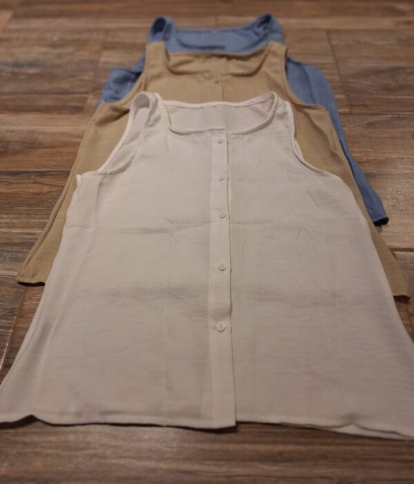 MUSCULOSA CON BOTONES