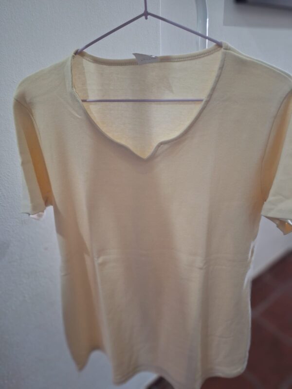 REMERA DE ALGODON CON DETALLE EN V