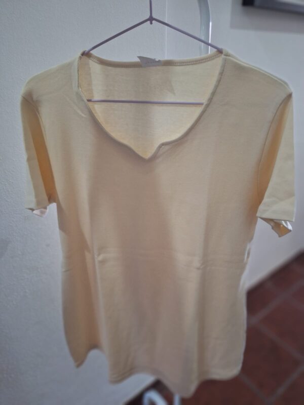 REMERA DE ALGODON CON DETALLE EN V - Image 2