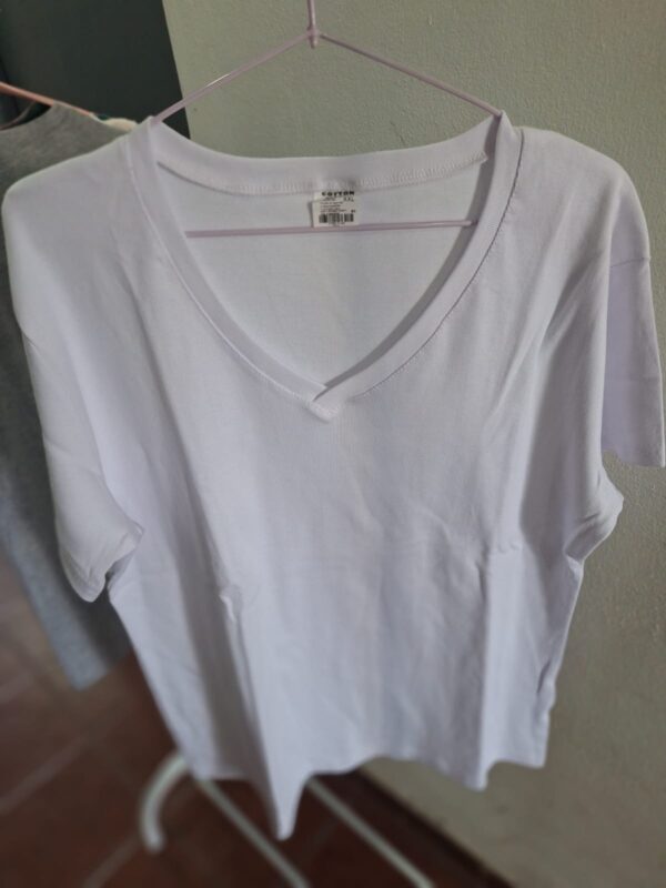 REMERA DE ALGODON CUELLO EN V