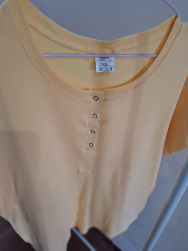 REMERA DE ALGODON CUELLO REDONDO CON BOTONES