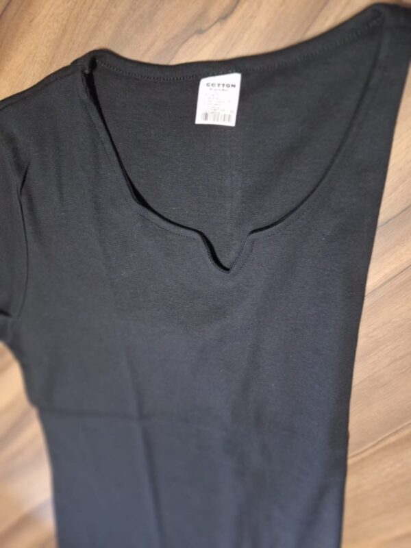 REMERA DE ALGODON CON DETALLE EN V - Image 3