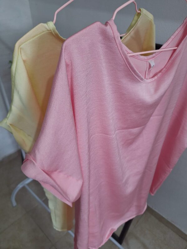 REMERAS CREP RIGIDO BRILLOSO CON MOÑOS - Image 2